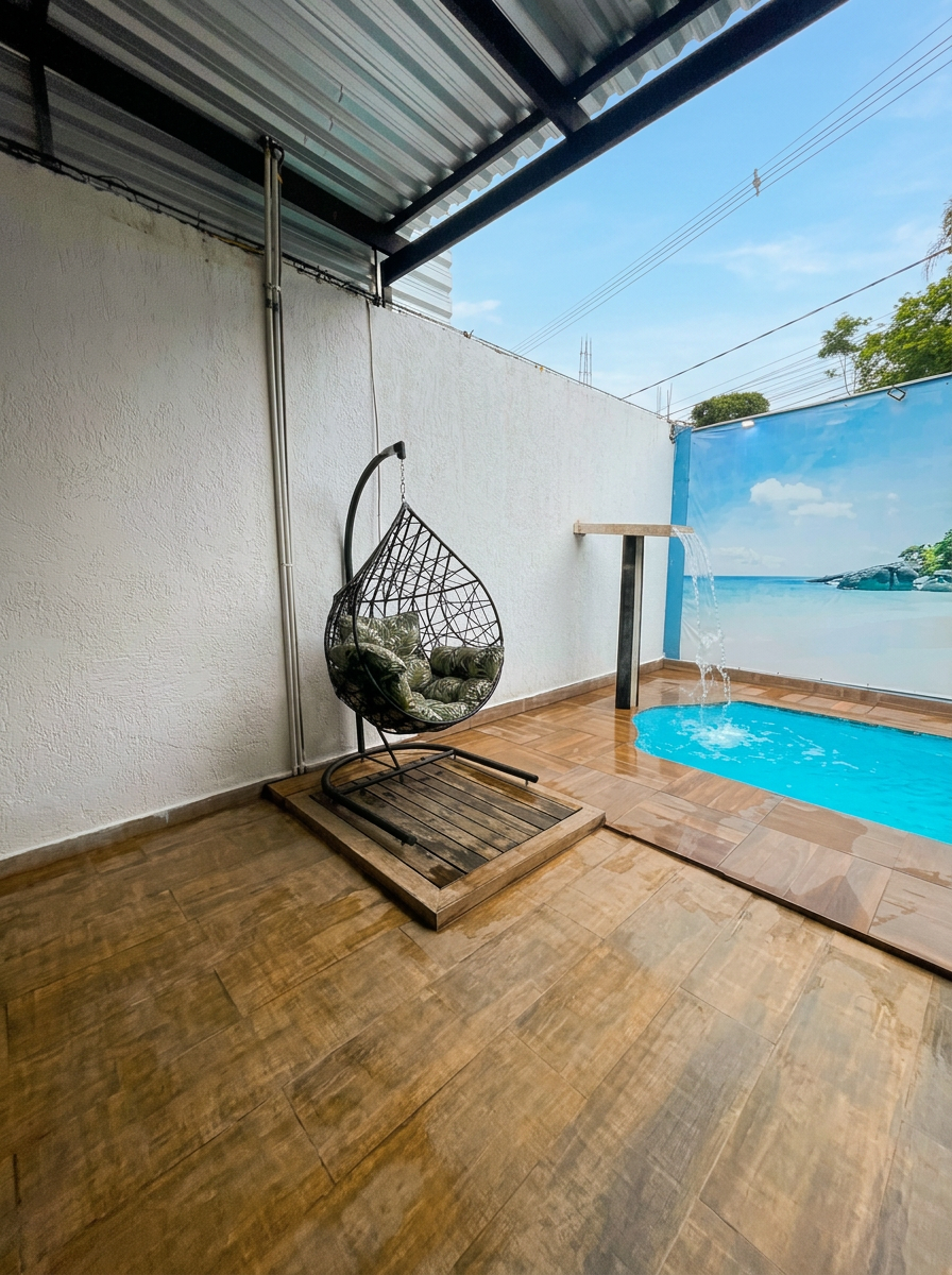 Poltrona suspensa ao lado da piscina